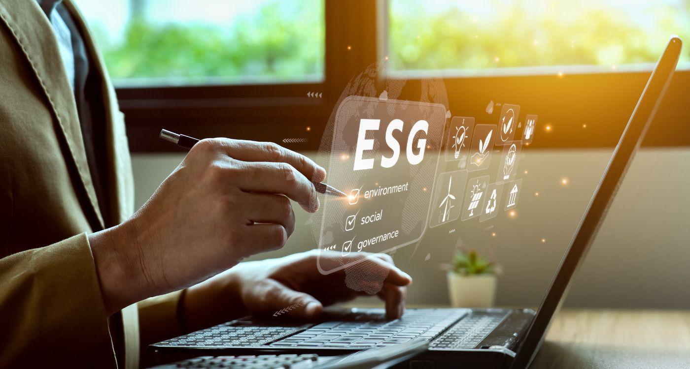 Hand zeigt auf digitale ESG-Checkliste mit Environment, Social und Governance – Symbolbild für die ESG-Berichtspflicht