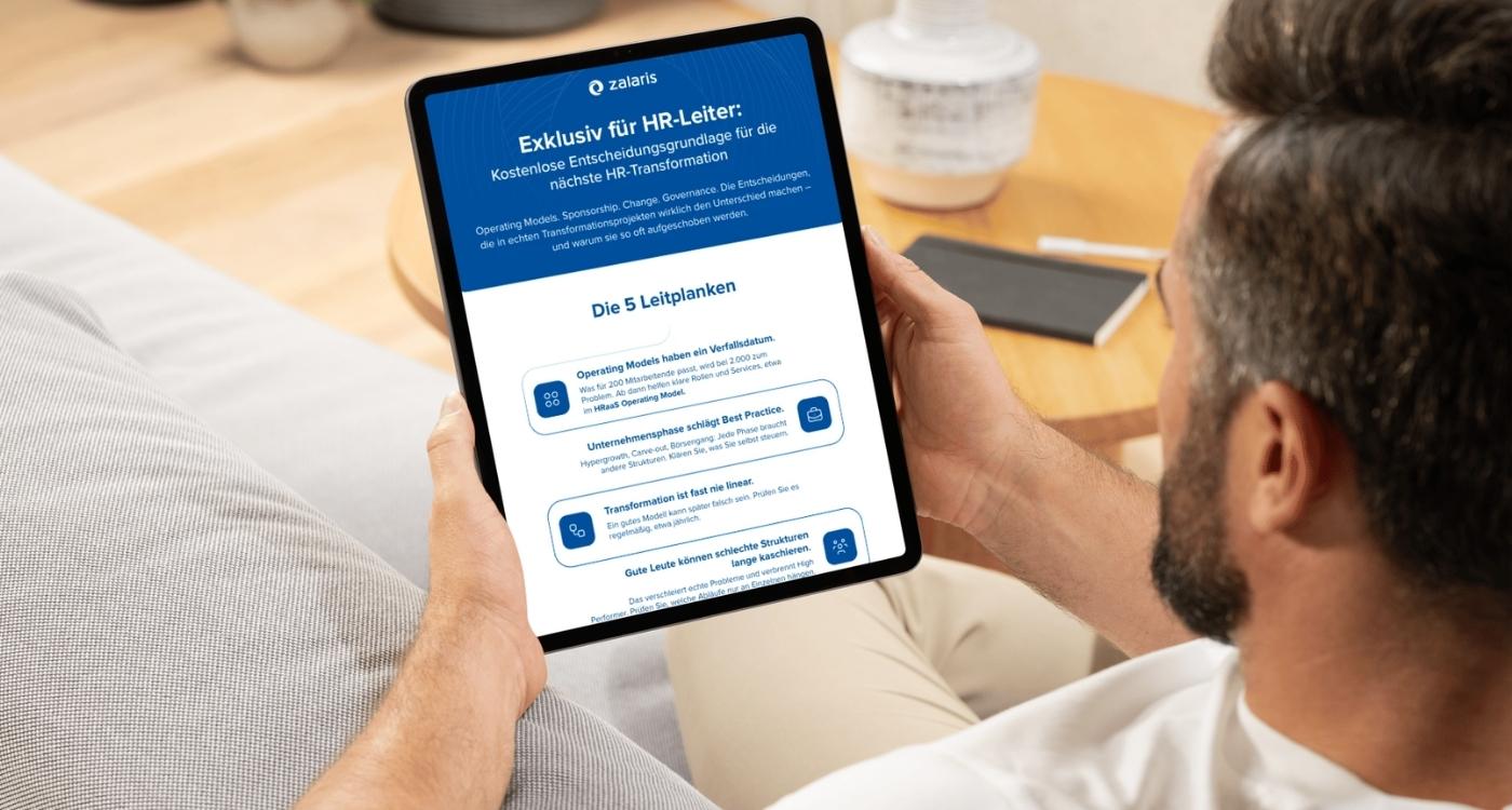 Ein Mann liest die Infografik zu unbequemen HR-Entscheidungen sich auf dem Tablet durch