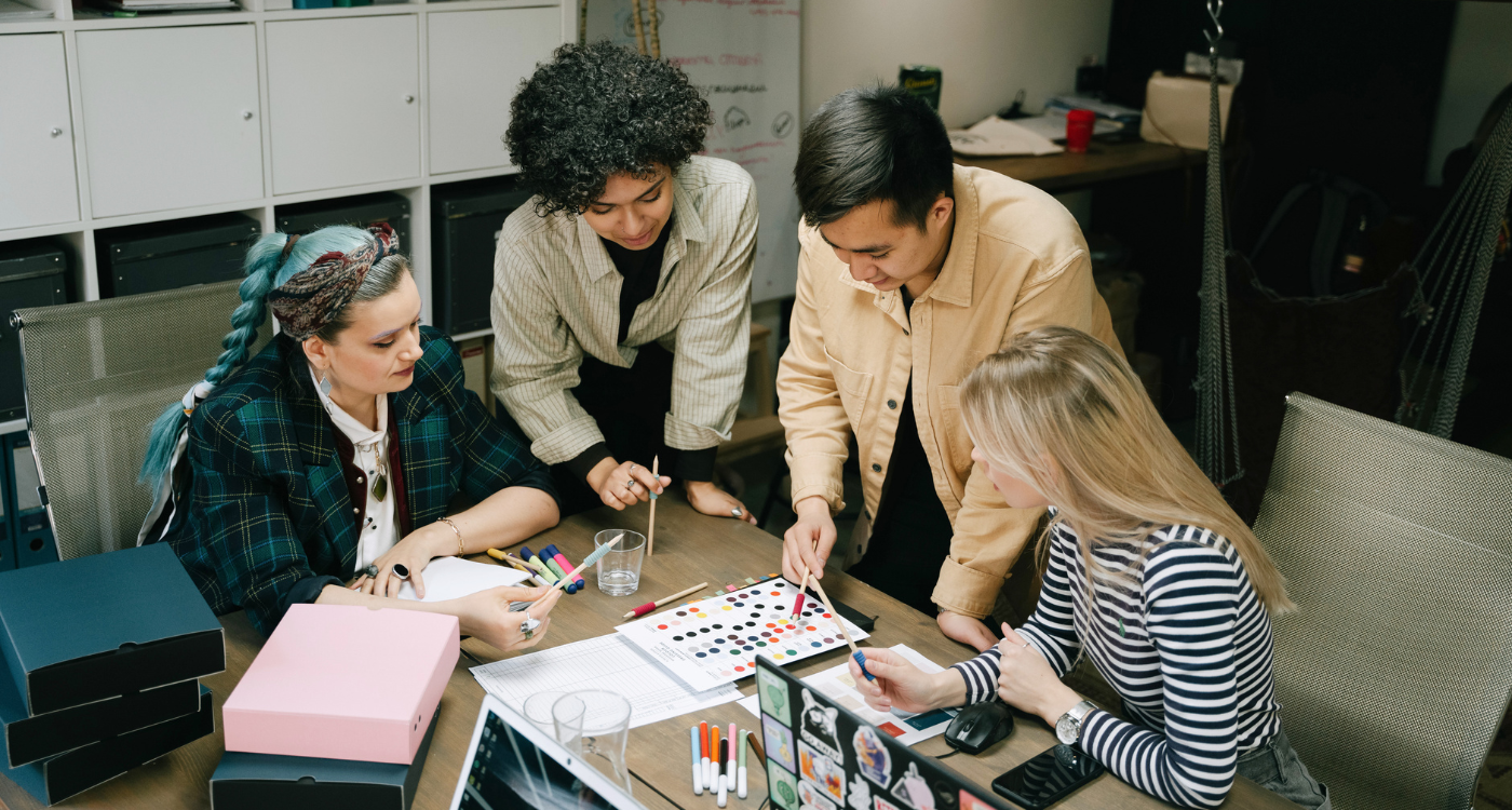 Kreatives Team plant gemeinsam am Tisch – Symbolbild für strategisches Workforce Planning im Unternehmen