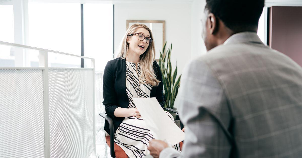 Bewerbungsgespräch zwischen Kandidatin und Recruiter – Symbolbild für Candidate Relationship Management in SAP SuccessFactors