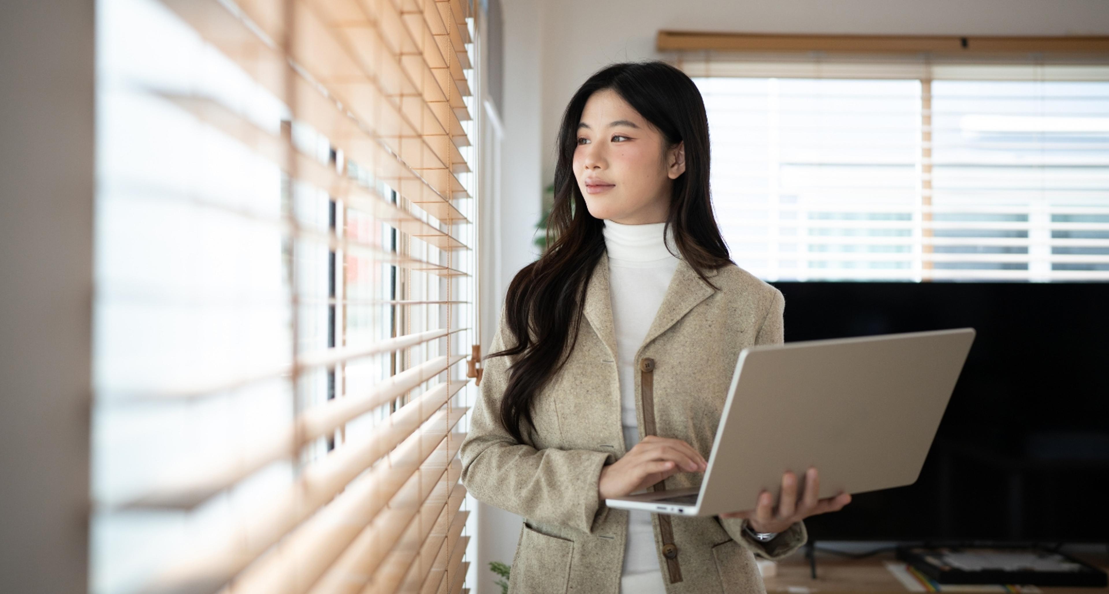 HR Managerin denkt über Ihre Onboarding Prozess Checkliste nach