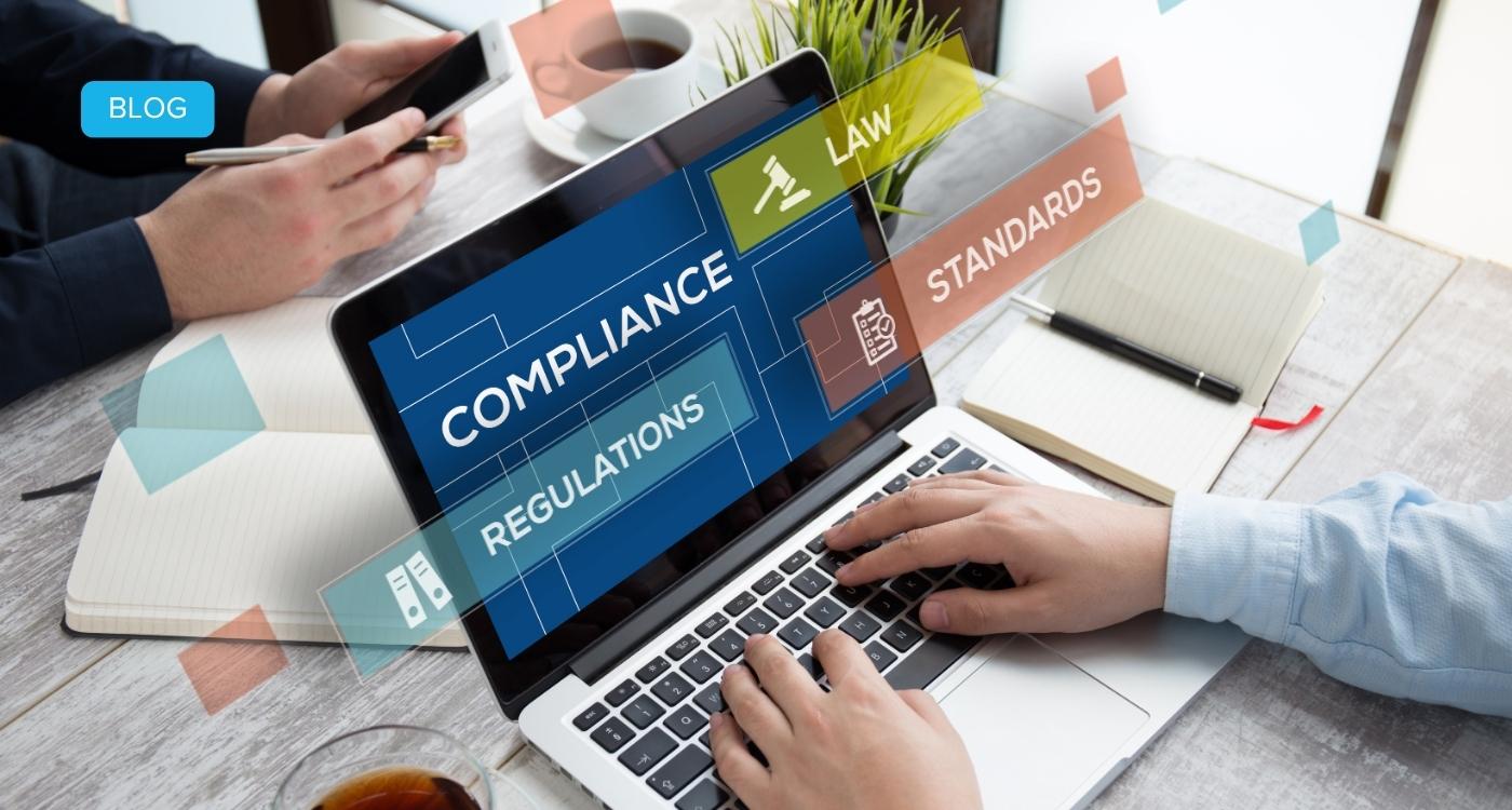 Laptop-Bildschirm zeigt Compliance, Regulations und Standards – Symbolbild für HR-Compliance und Risikominimierung