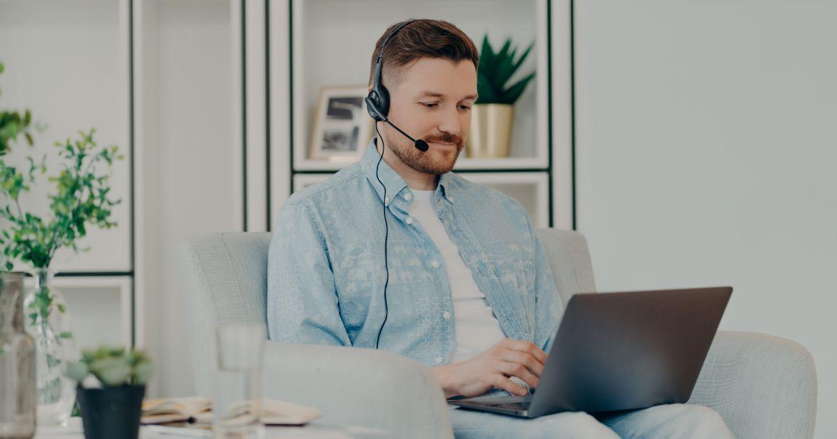 Mann mit Headset arbeitet am Laptop im Homeoffice – Symbolbild für Informationen rund um den Gehaltsnachweis