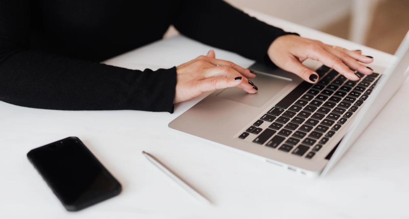 HR-Mitarbeiterin arbeitet mit Copilot