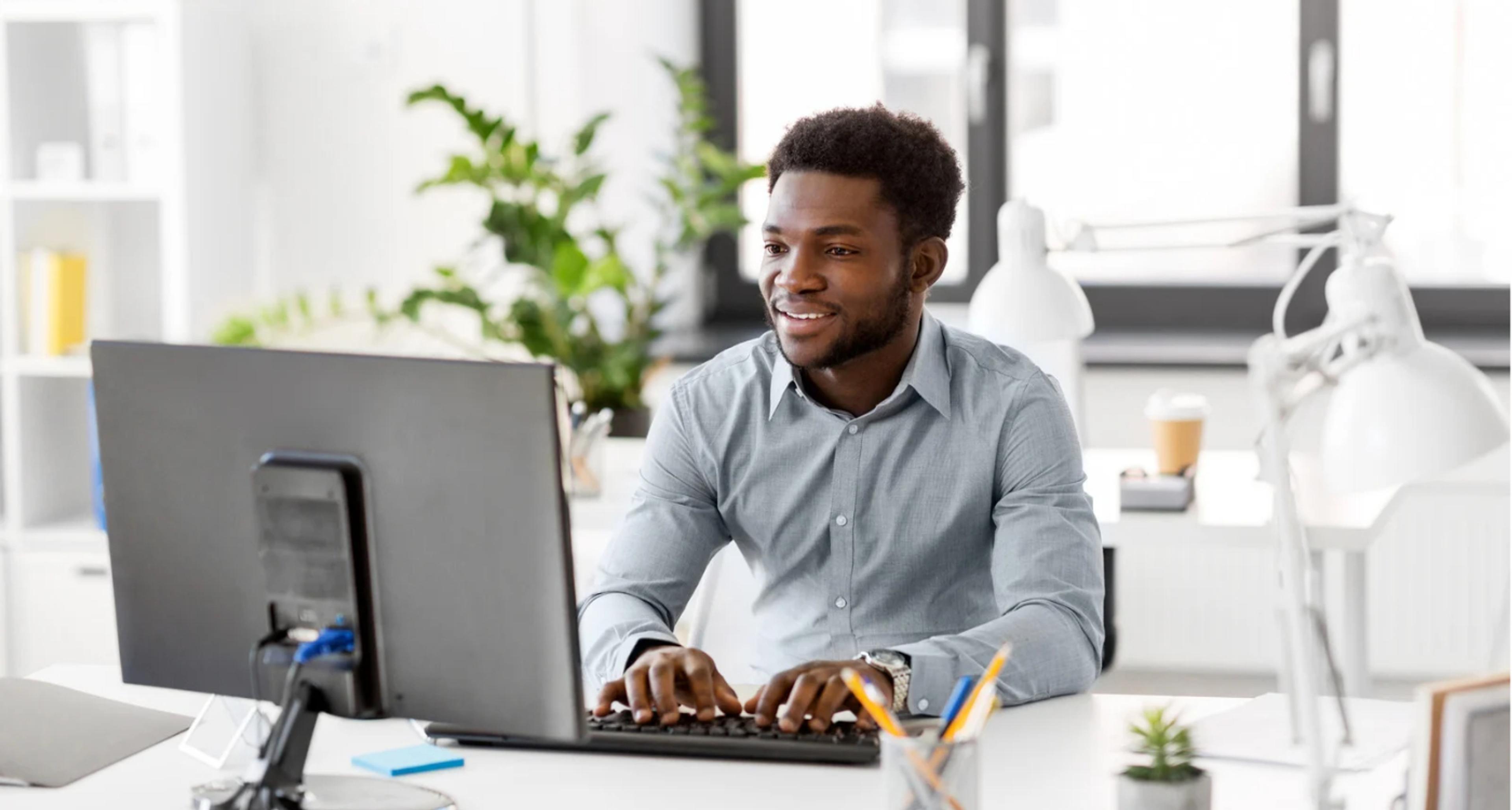 Ein Mitarbeitender arbeitet sich in SAP NetWeaver Business Client ein.