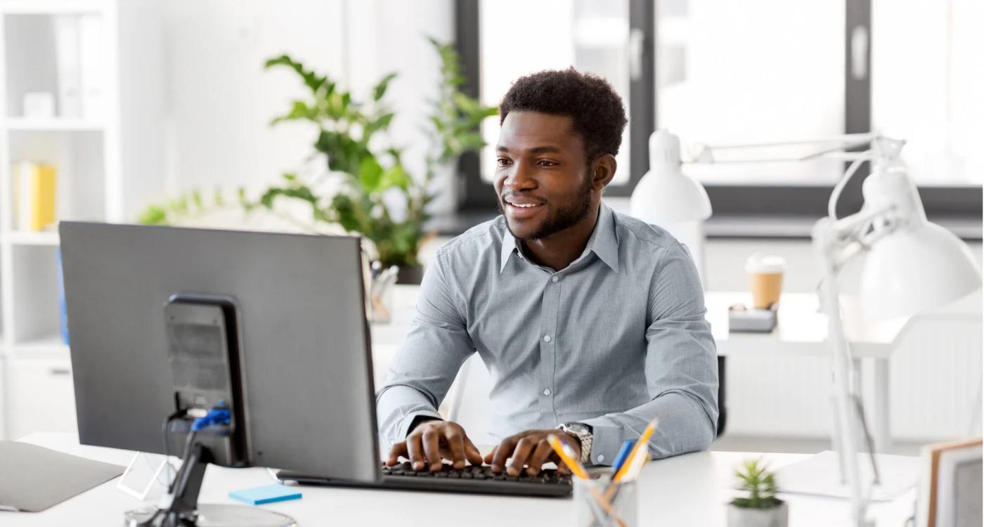 Ein Mitarbeitender arbeitet sich in SAP NetWeaver Business Client ein.