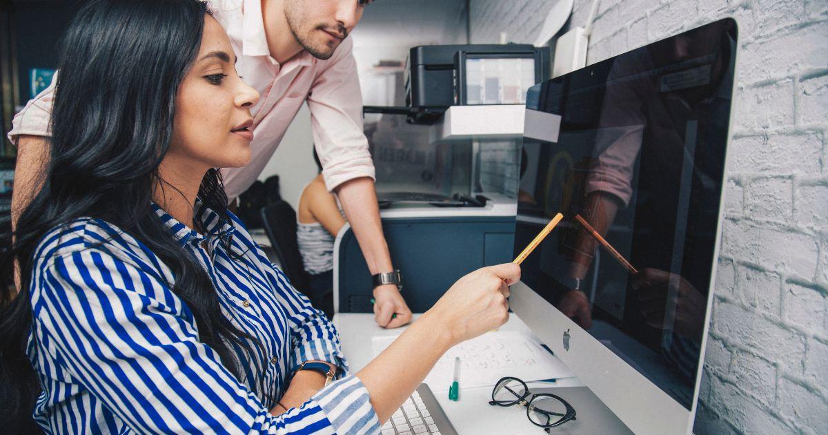 Kollegen besprechen gemeinsam Inhalte am Bildschirm – Symbolbild für die Modernisierung mit der SAP HR Roadmap