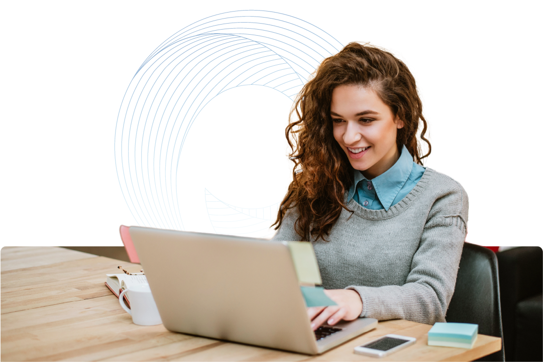Lächelnde Frau arbeitet am Laptop mit den HR- & Payroll-Lösungen von Zalaris