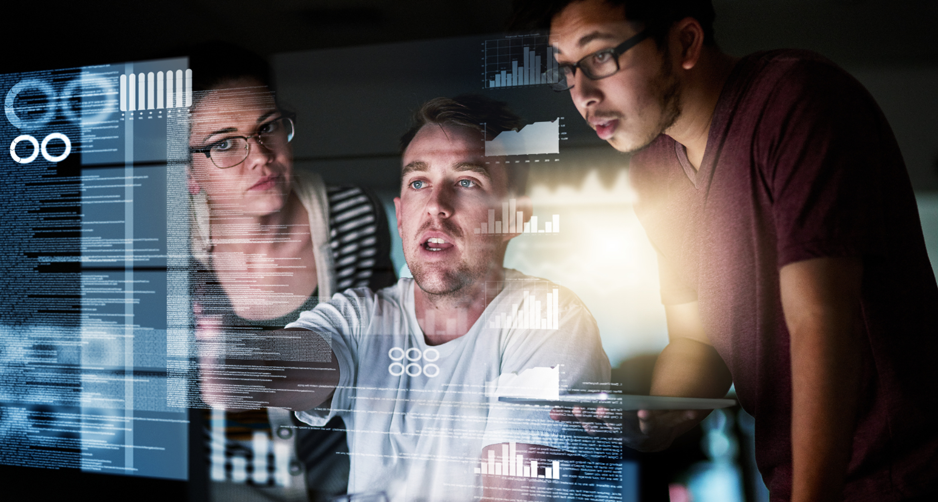 Team analysiert gemeinsam digitale Datenvisualisierungen und Diagramme – Symbolbild für datengestützte HR-Analysen