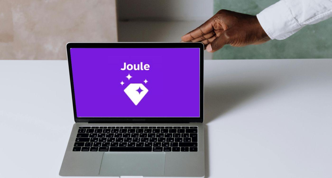 Laptop zeigt SAP-KI-Assistent Joule – KI in SAP SuccessFactors automatisiert und optimiert HR-Prozesse im Unternehmen