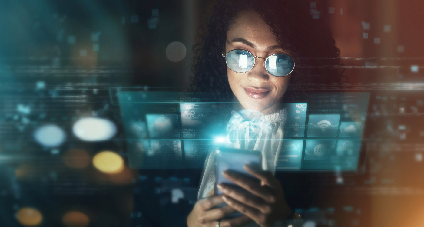 Frau interagiert mit digitalen KI-Datenvisualisierungen – Symbolbild für Effizienzsteigerung durch KI-Agenten in digitalen Prozessen