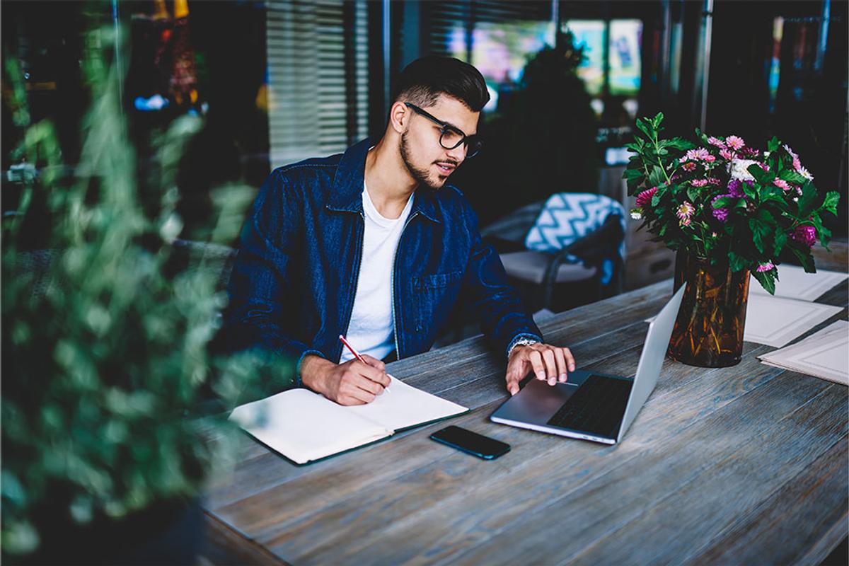 Header Mann lernt mit SAP SuccessFactors Learning