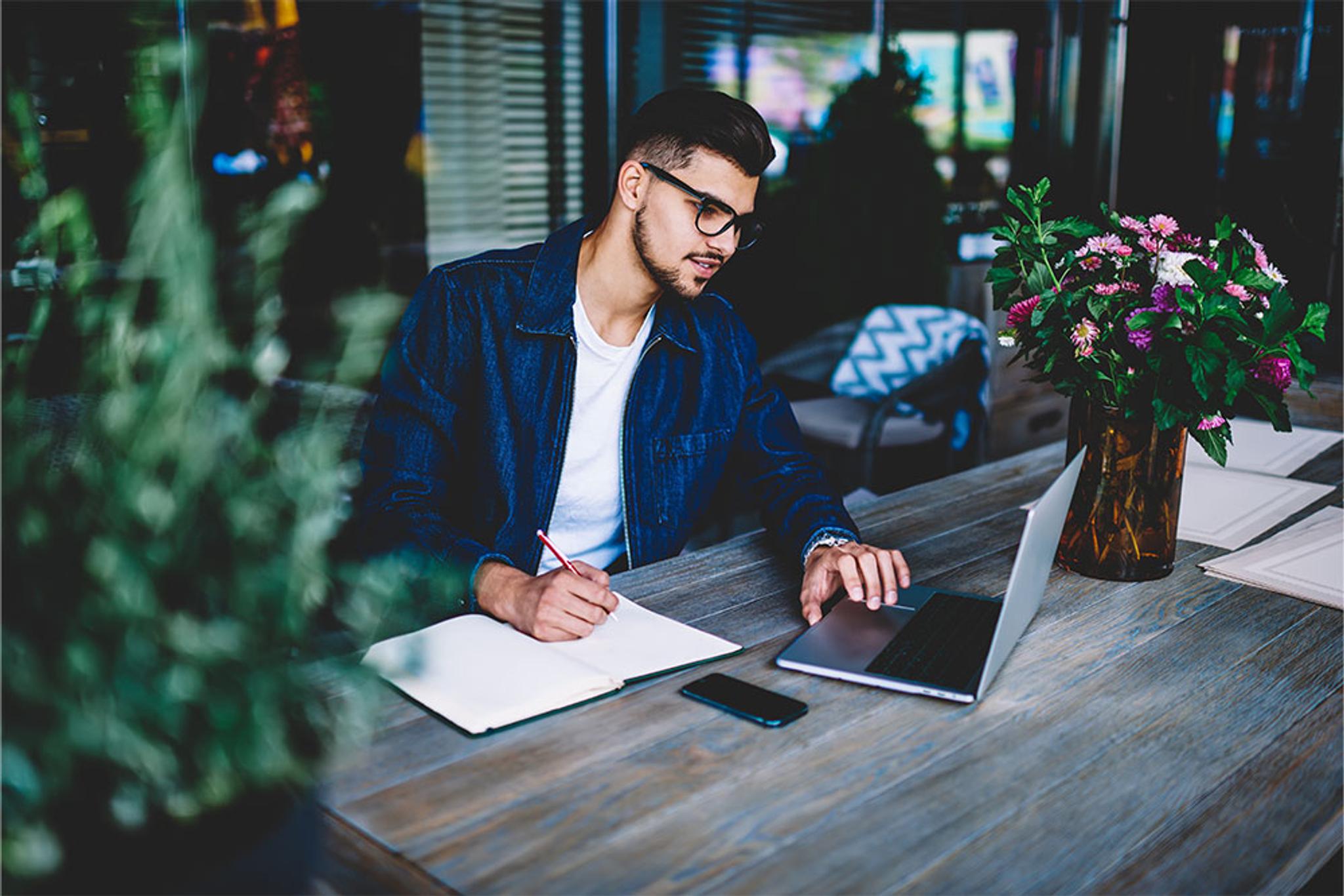 Header Mann lernt mit SAP SuccessFactors Learning