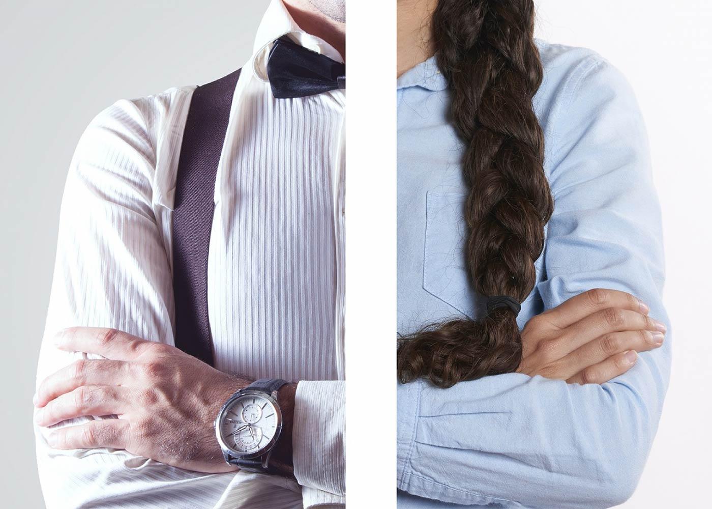 Gegenüberstellung von Mann und Frau mit verschränkten Armen – Symbolbild für Gender Pay Gap und Geschlechtergleichheit