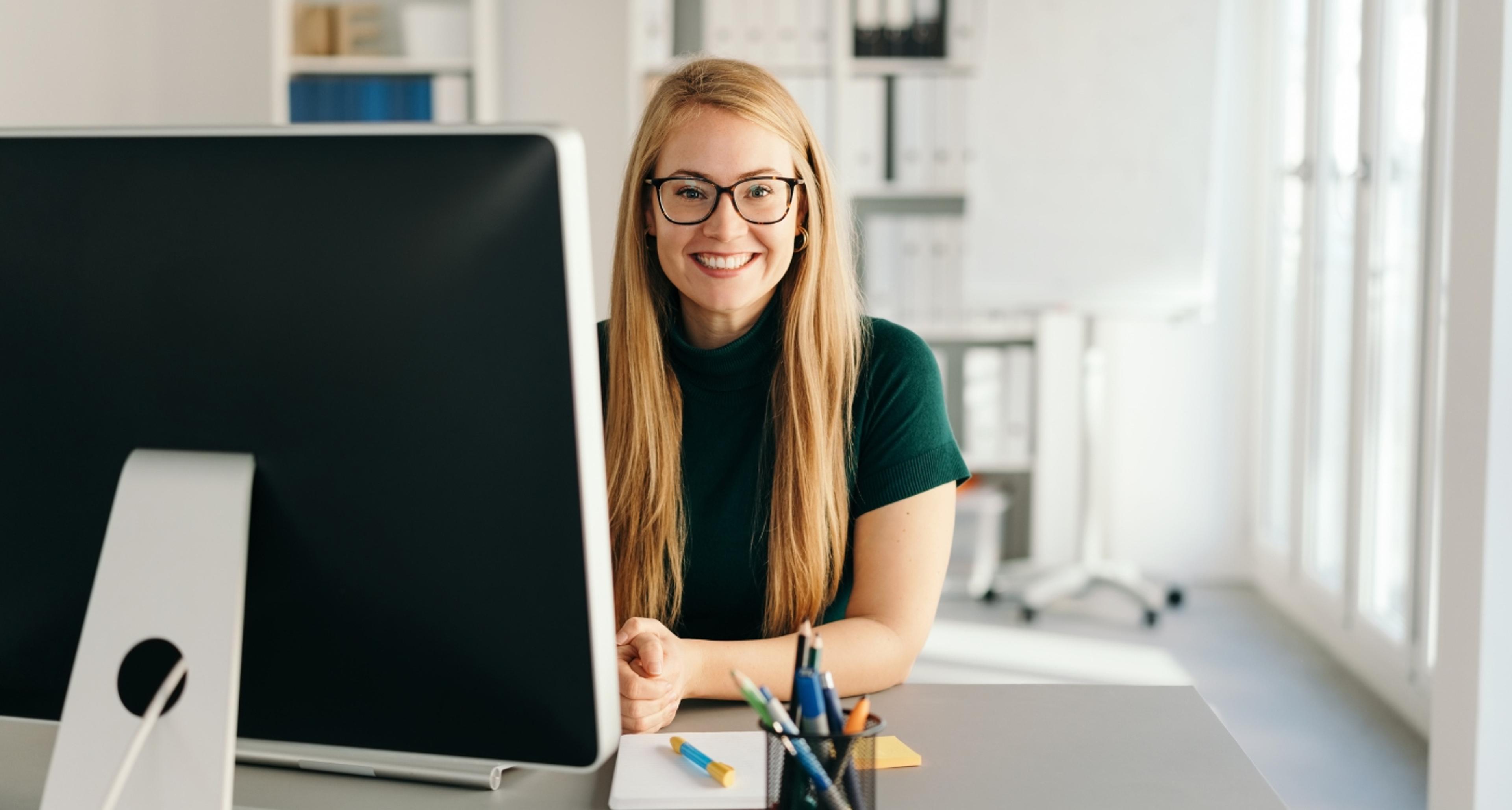 Eine HR-Mitarbeiterin, die Spaß am Human Resource Management hat