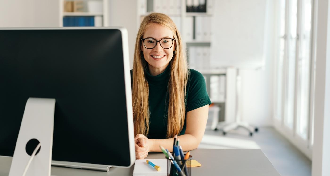 Eine HR-Mitarbeiterin, die Spaß am Human Resource Management hat