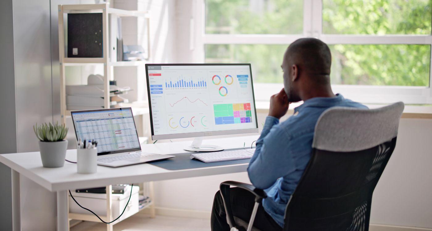 Mitarbeiter analysiert Dashboards und Diagramme am Bildschirm – Symbolbild für Data Storytelling mit SAP Analytics Cloud