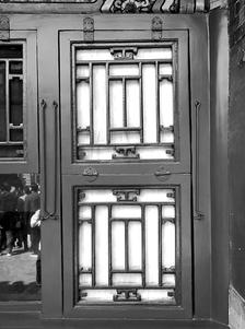 Picture of a red and green window frame from a Chinese palace.