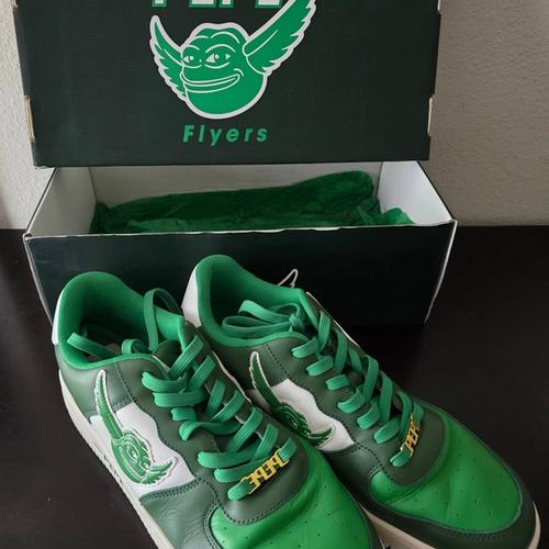 Pepe Flyers V1 US 11.5 (gently used) + FlyePack Season 1 cards (x7)