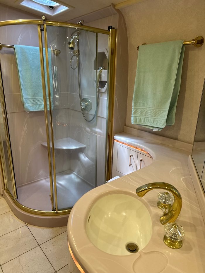 1996 Prevost Marathon XL, bath