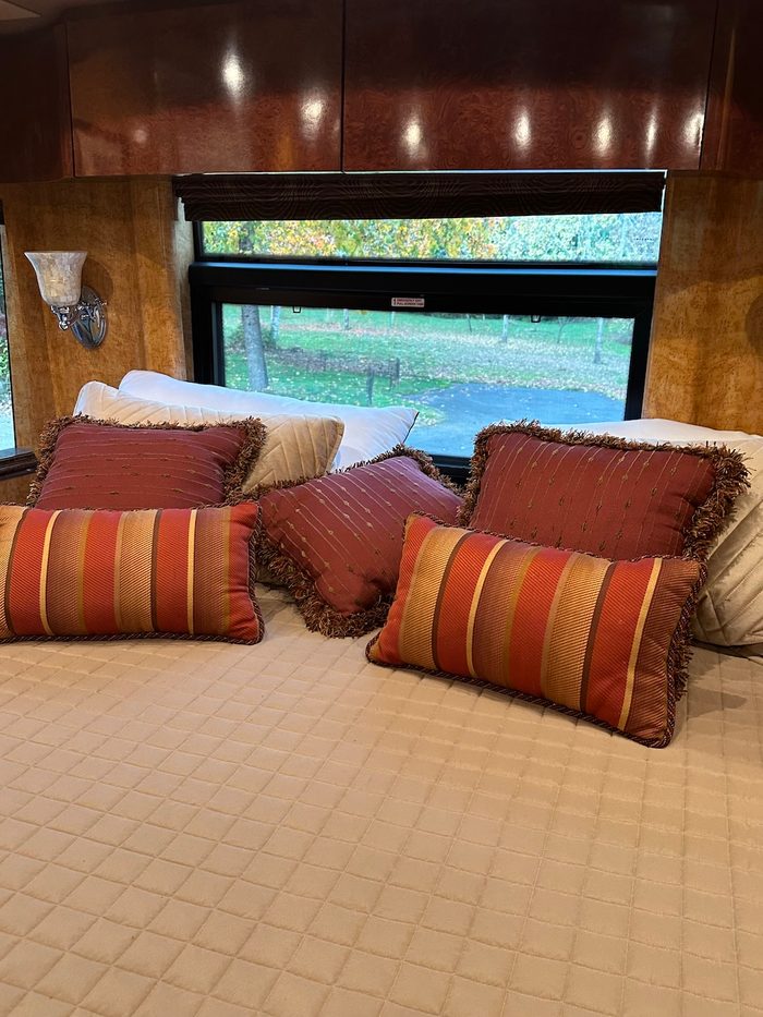 2015 Prevost Marathon X3, bedroom suite