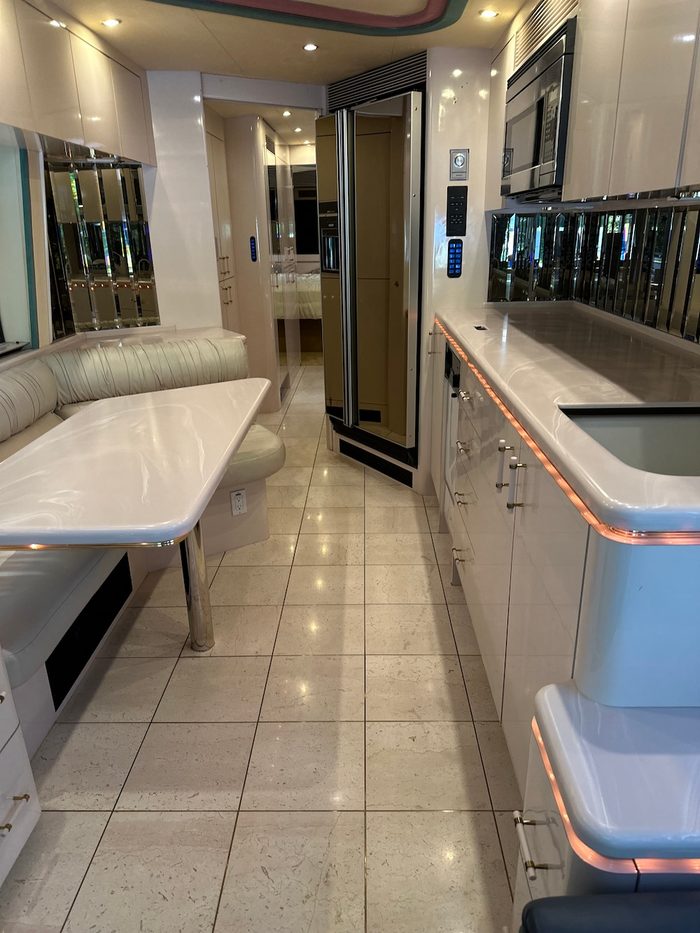 1996 Prevost Marathon XL, galley