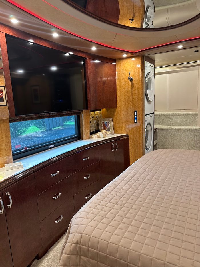 2015 Prevost Marathon X3, bedroom suite