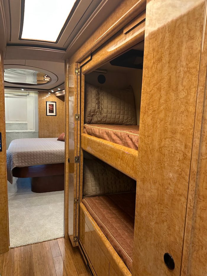 2015 Prevost Marathon X3, bedroom suite