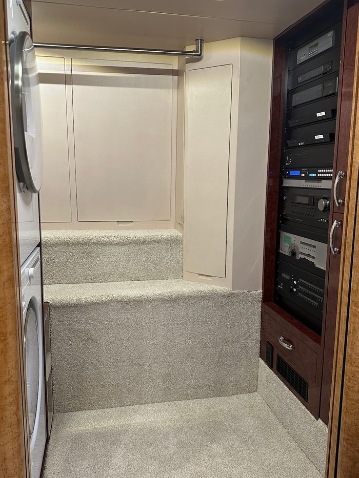2015 Prevost Marathon X3, bedroom suite