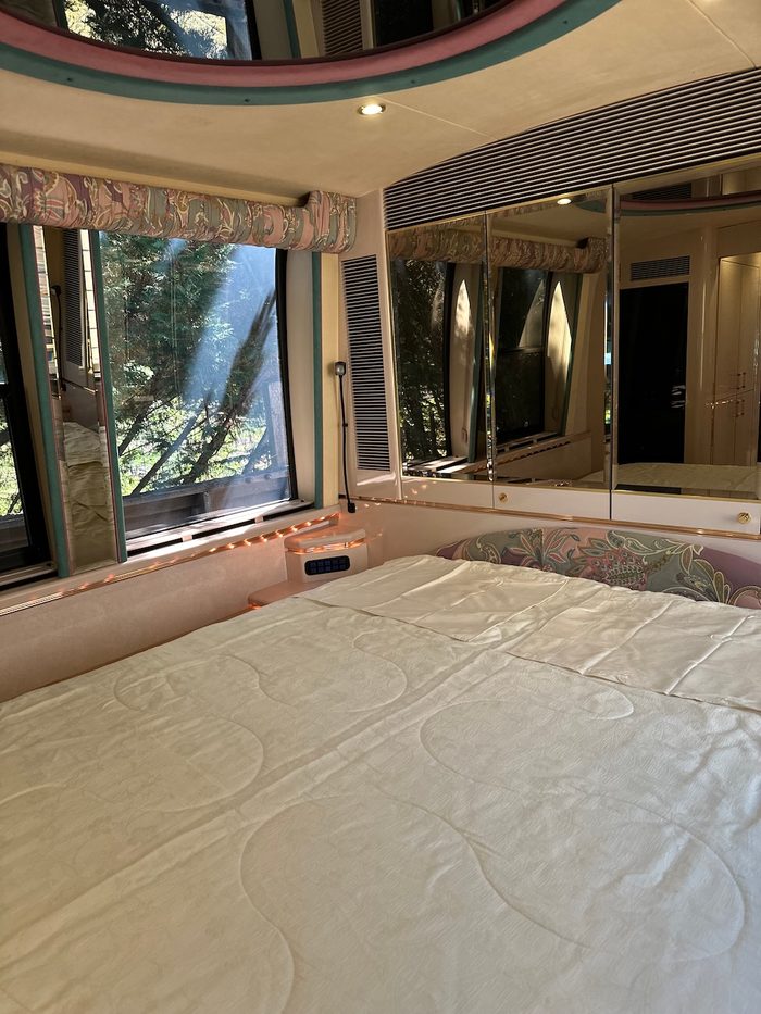 1996 Prevost Marathon XL, bedroom suite