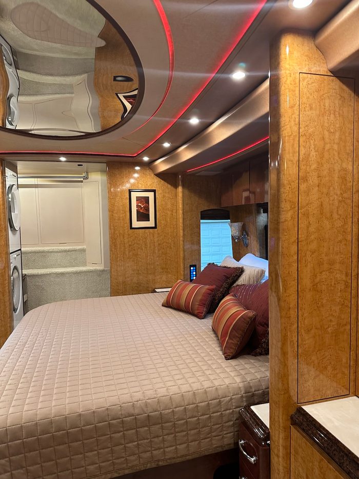 2015 Prevost Marathon X3, bedroom suite