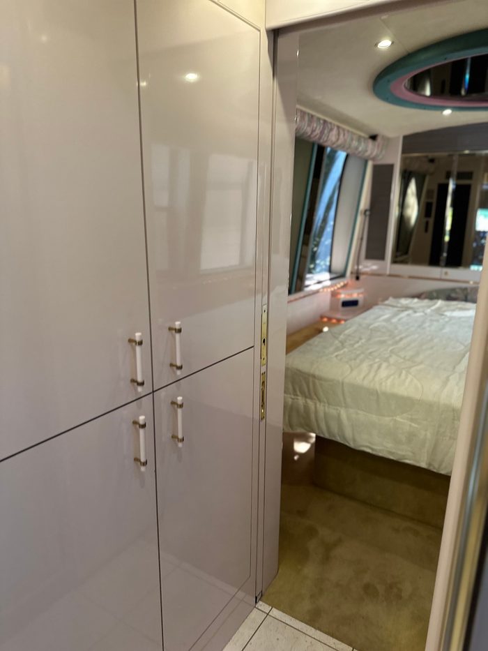 1996 Prevost Marathon XL, bedroom suite