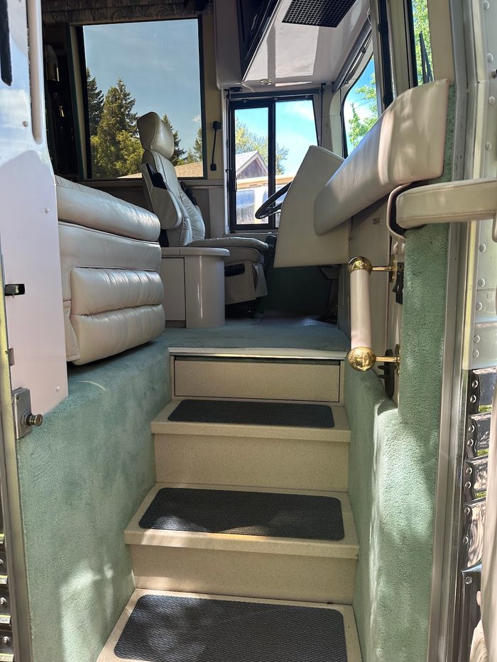1996 Prevost Marathon XL, cockpit and entry