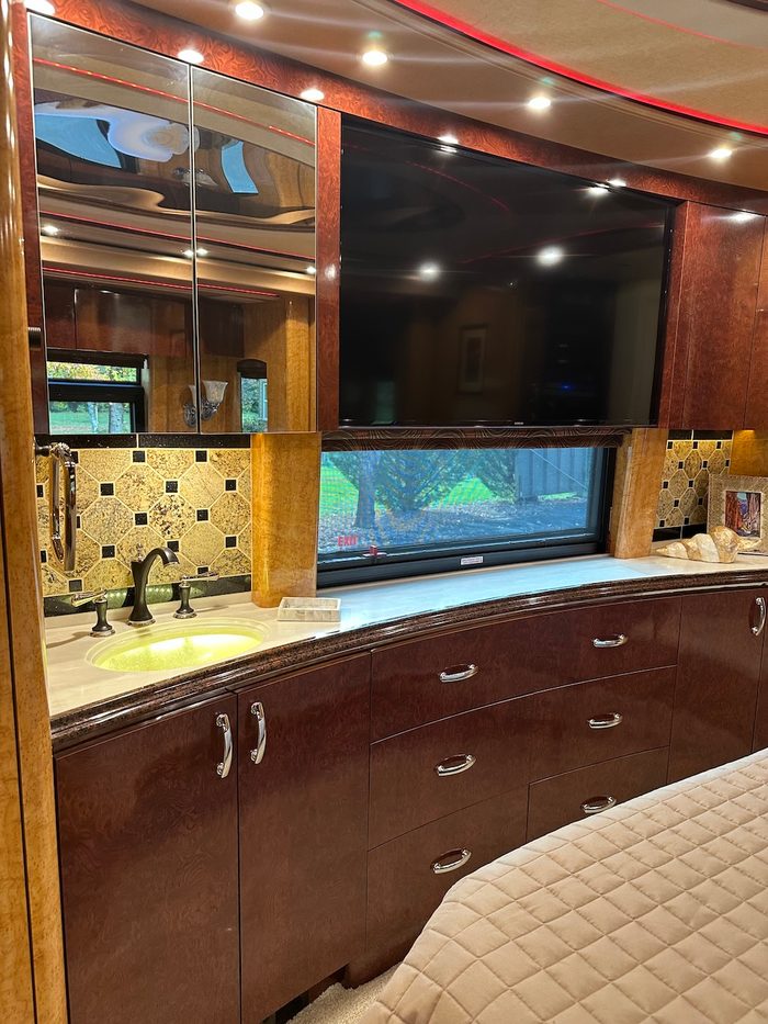 2015 Prevost Marathon X3, bedroom suite
