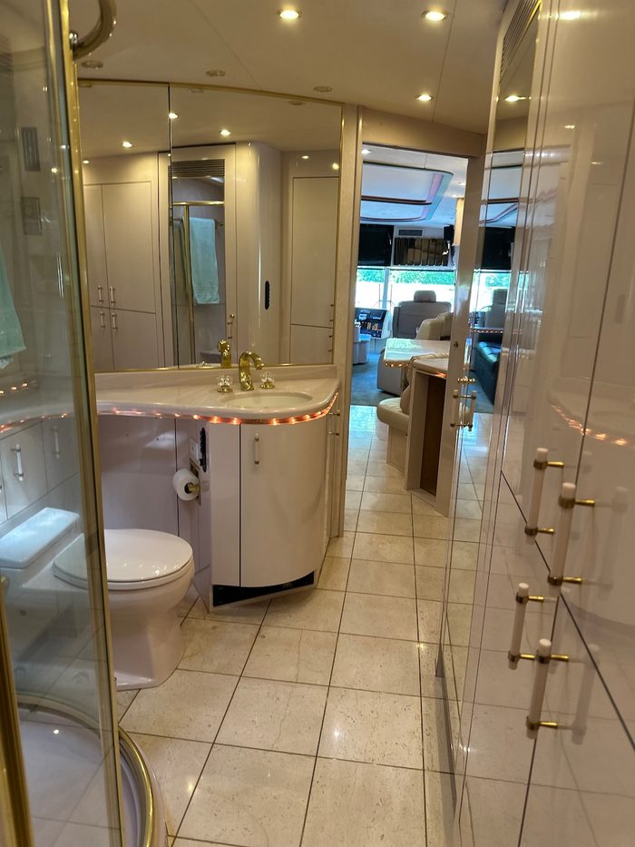1996 Prevost Marathon XL, bath