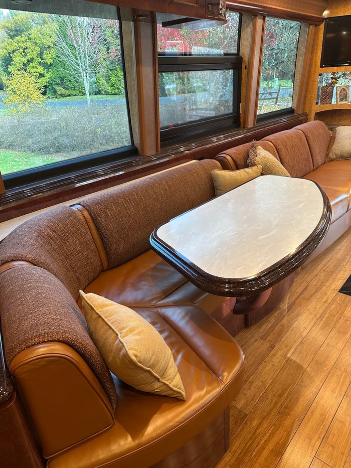 2015 Prevost Marathon X3, salon