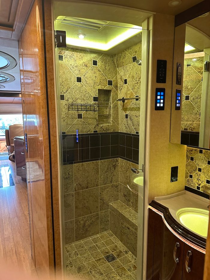 2015 Prevost Marathon X3, bath