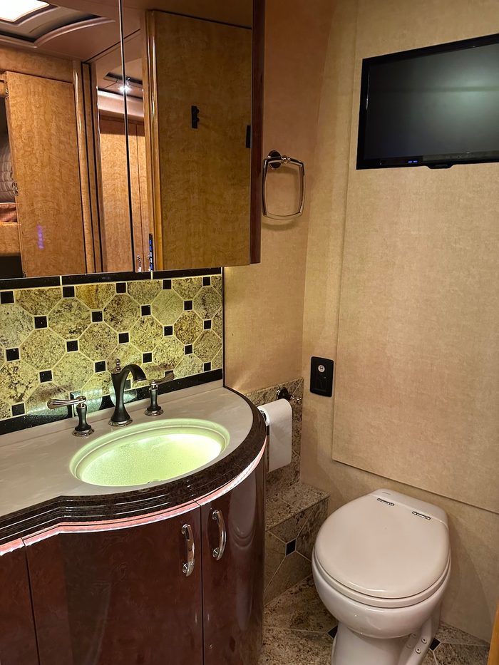 2015 Prevost Marathon X3, bath