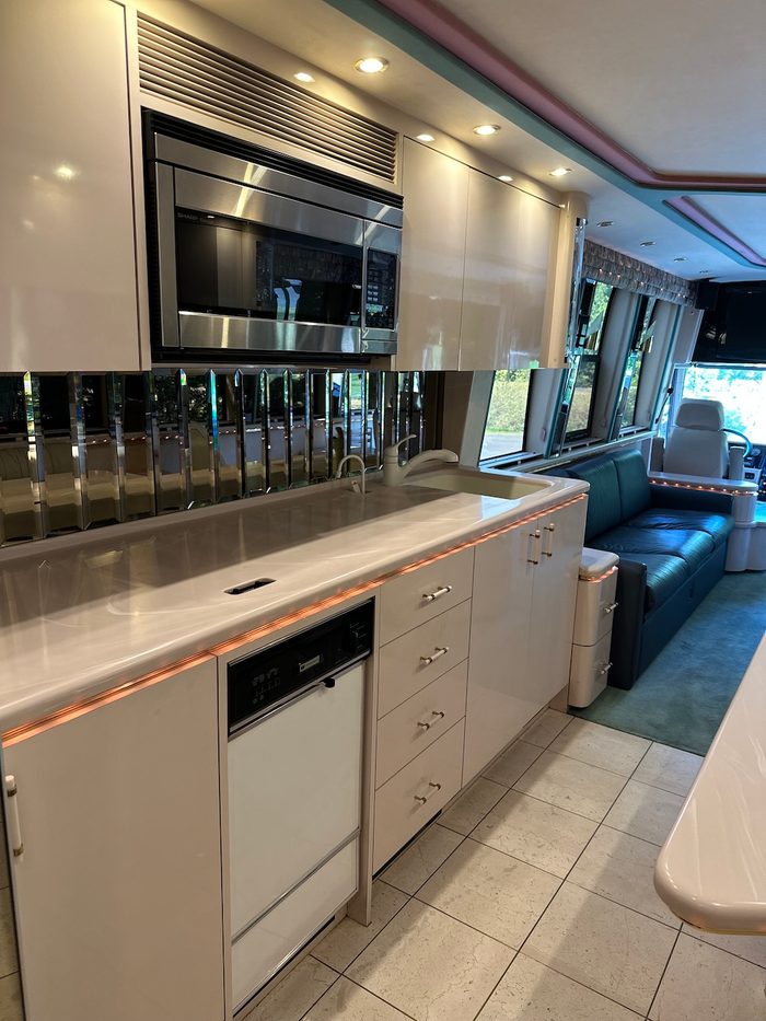 1996 Prevost Marathon XL, galley
