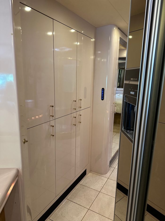 1996 Prevost Marathon XL, galley