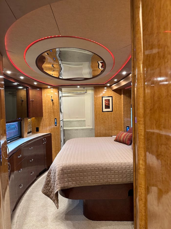 2015 Prevost Marathon X3, bedroom suite
