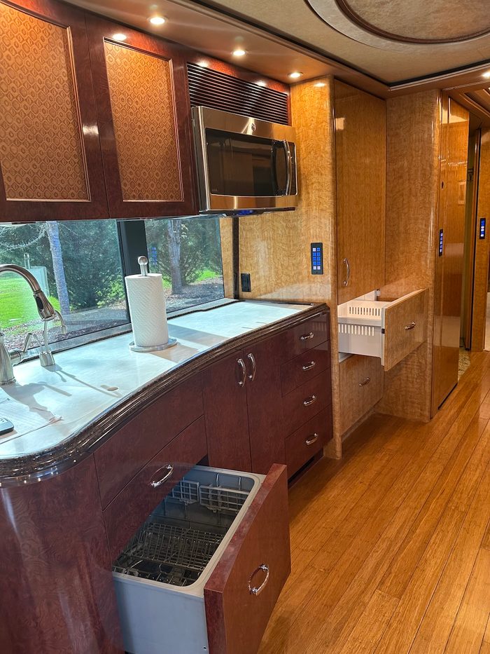 2015 Prevost Marathon X3, galley