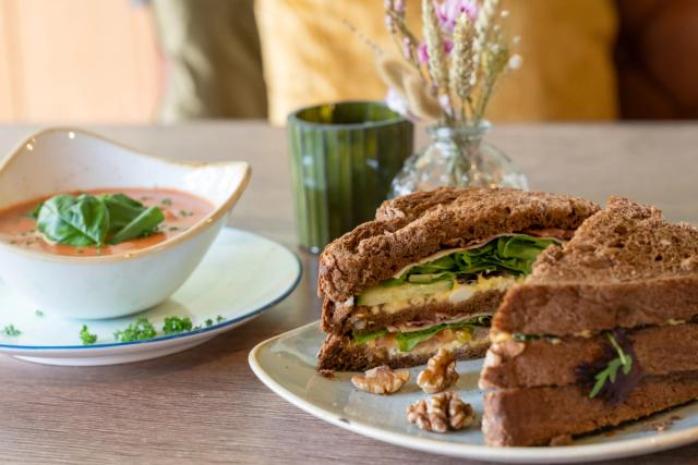 Soep en clubsandwich