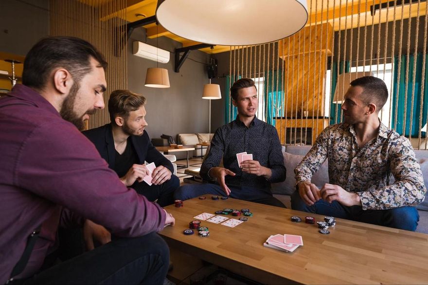 planning poker: group of men playing poker
