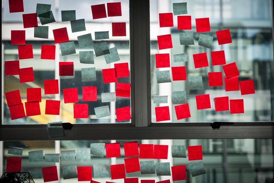 Jira workflow: Window with red sticky notes