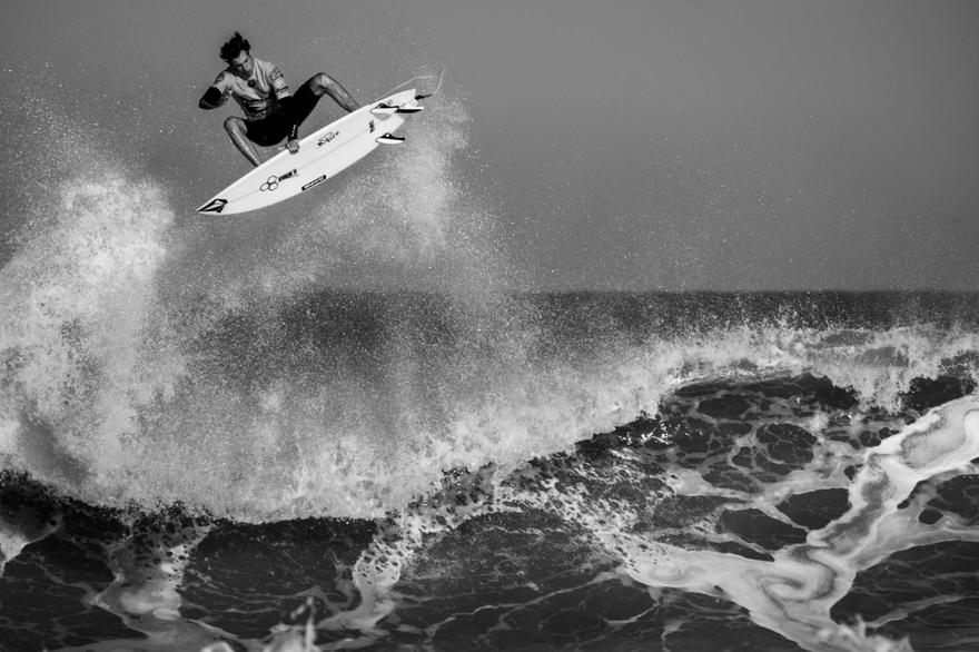 Man doing an air on a surfboard