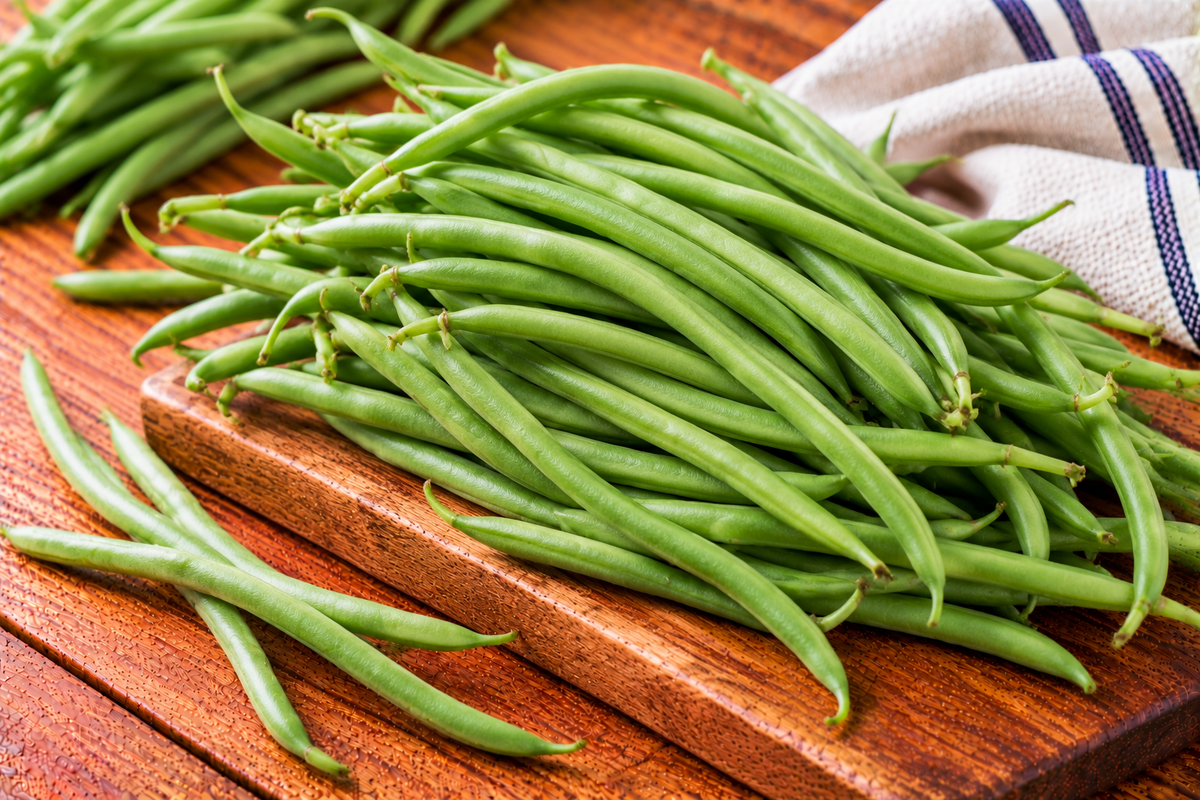 Slender green haricot bean pods with smooth surfaces