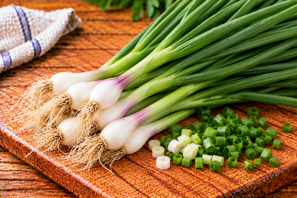 Spring onions with white bases and long green stalks