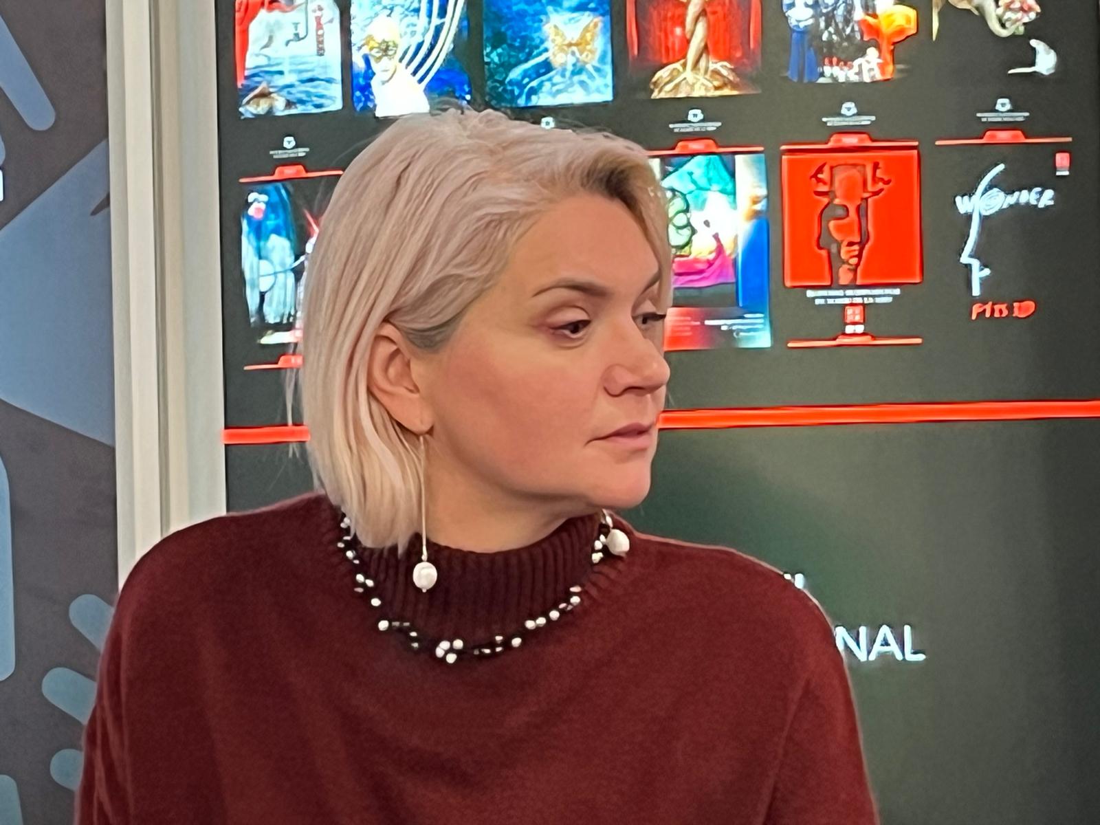 Emoke Boldizsar - istorie - Lola Blau - Constantin Chiriac - UNIC - Sibiu - TNRS - 4 limbi 