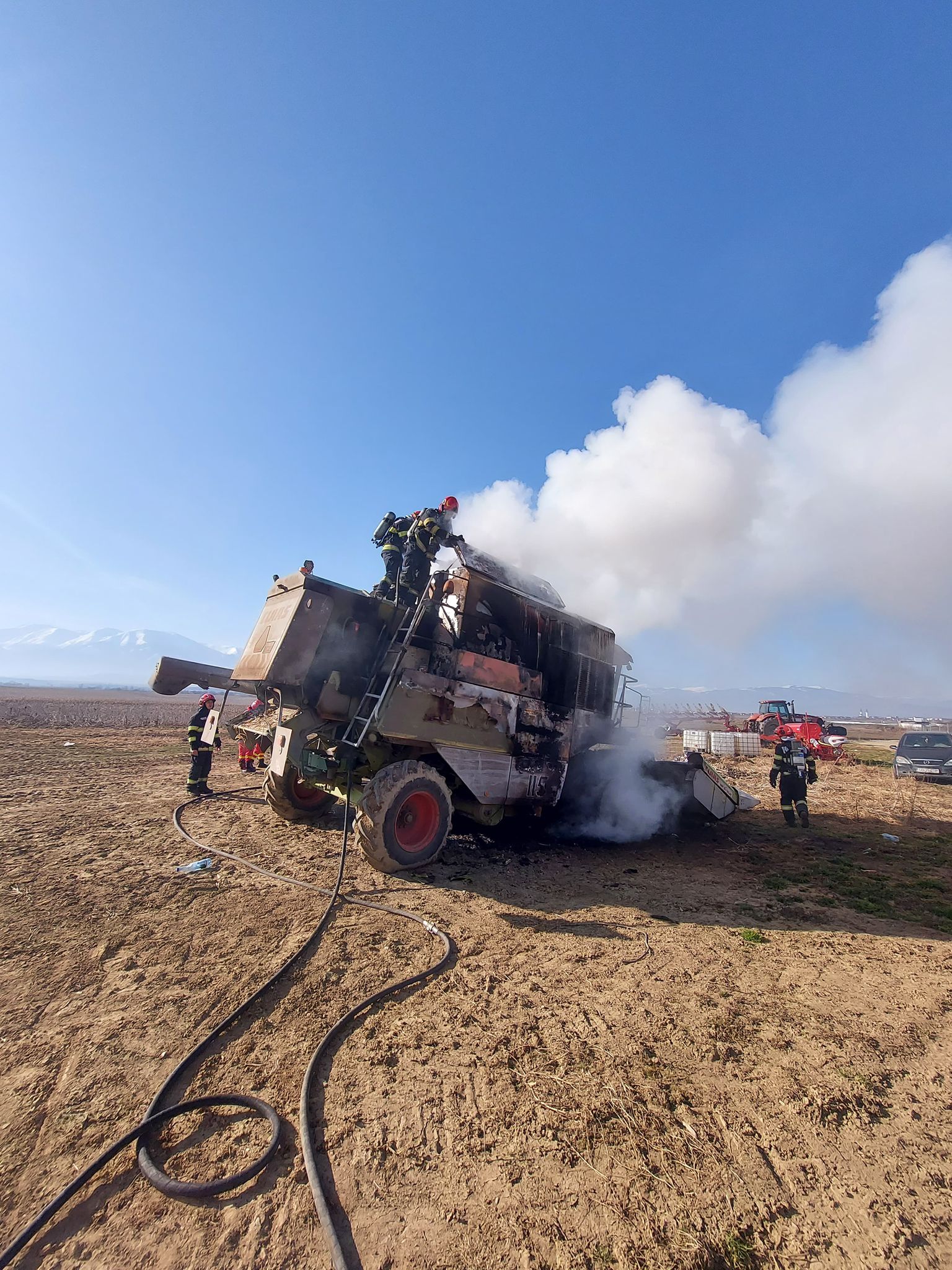  5 tone de porumb - utilaj -  treierat - Avrig - foc